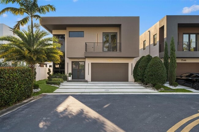 7534 NW 98th Ave in Doral, FL - Building Photo - Building Photo
