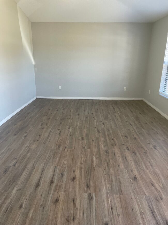 1055 Bismarck Rd in Punta Gorda, FL - Foto de edificio - Building Photo