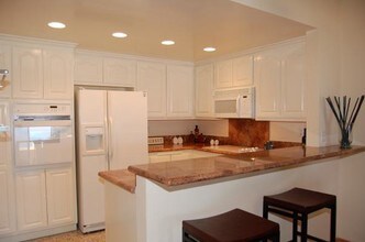 18111 Coastline Dr in Malibu, CA - Foto de edificio - Building Photo