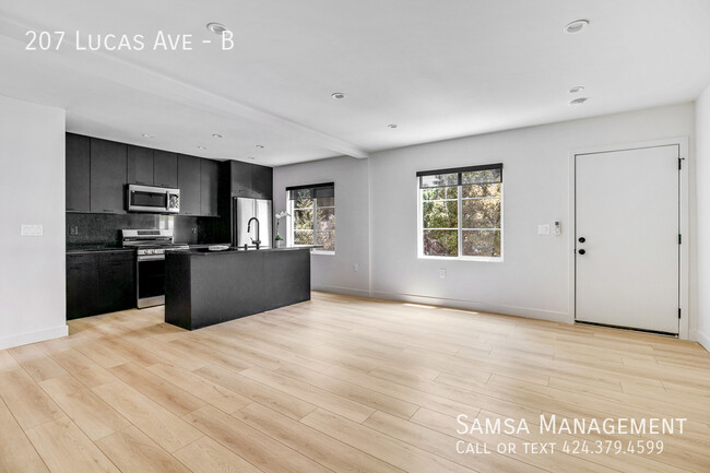 207 Lucas Ave in Los Angeles, CA - Foto de edificio - Building Photo