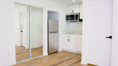 629 W Hillsdale St, Unit B in Inglewood, CA - Foto de edificio - Building Photo