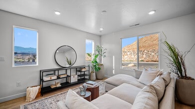1694 S Wahweap Way in Washington, UT - Building Photo - Building Photo
