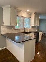 341 Hollowbrook Rd in Ewing, NJ - Building Photo