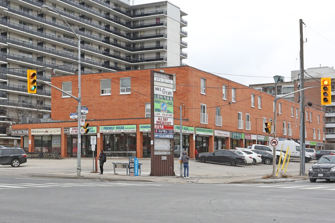 5906 Yonge St in Toronto, ON - Building Photo