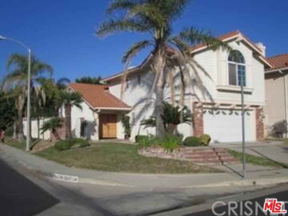 12056 Falcon Crest Way in Los Angeles, CA - Building Photo