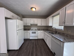 940 S Lassetter Cir in Villa Rica, GA - Foto de edificio - Building Photo