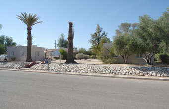 El Vaquero Court in Tucson, AZ - Building Photo - Building Photo