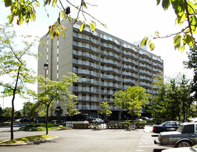 Admiral's Walk in Edgewater, NJ - Building Photo - Building Photo