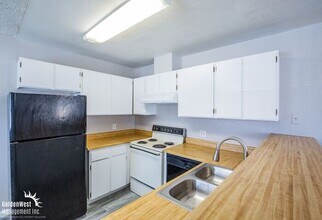2755 Jennydiane Dr in Las Vegas, NV - Building Photo - Building Photo