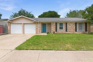 6413 Melinda Ct in Watauga, TX - Building Photo