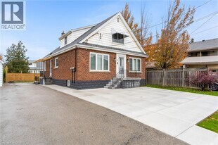 2 Wardrope Ave in Hamilton, ON - Building Photo