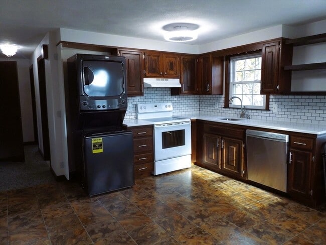 28 Greenwich St in Attleboro, MA - Building Photo - Building Photo