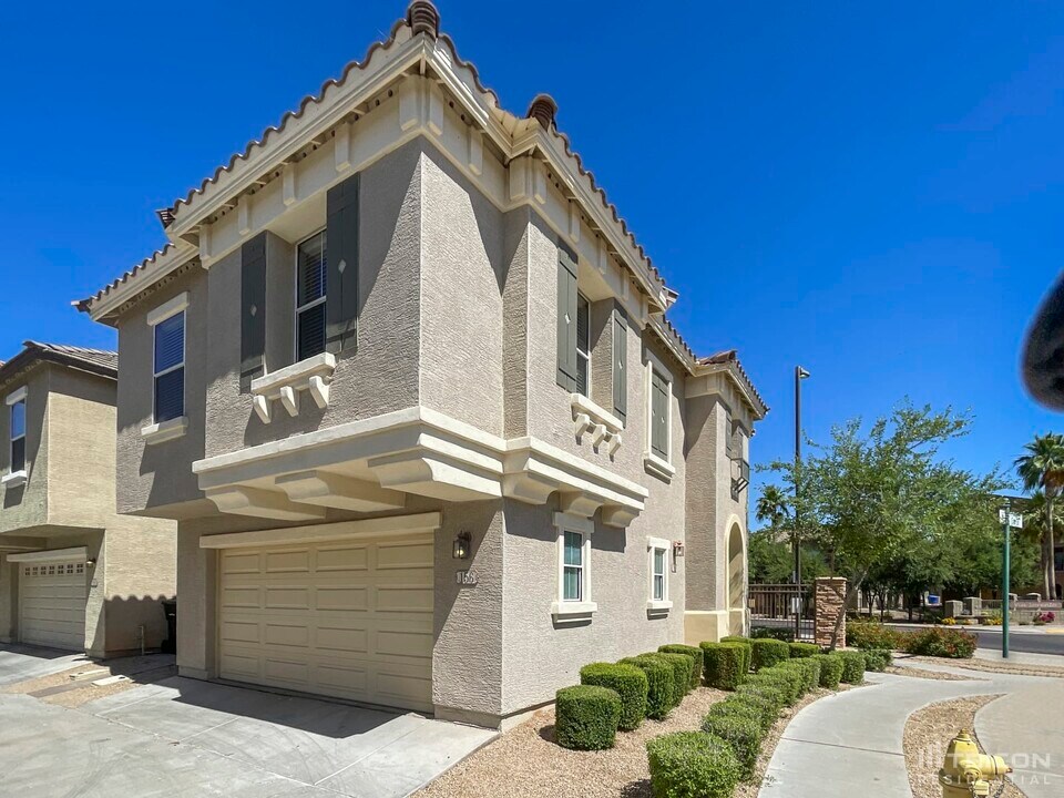 156 W Tremaine Ct in Gilbert, AZ - Building Photo