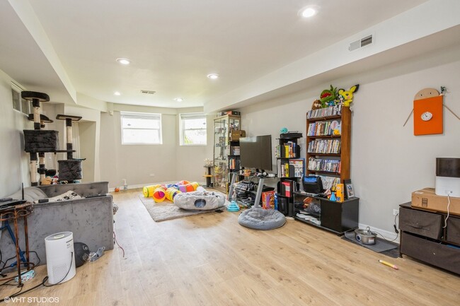 1228 W Glenlake Ave in Chicago, IL - Building Photo - Building Photo