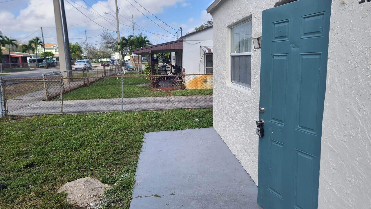 100 NW 1st Ave in Hallandale Beach, FL - Building Photo