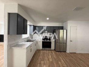 302 Kingsman St in Converse, TX - Foto de edificio - Building Photo