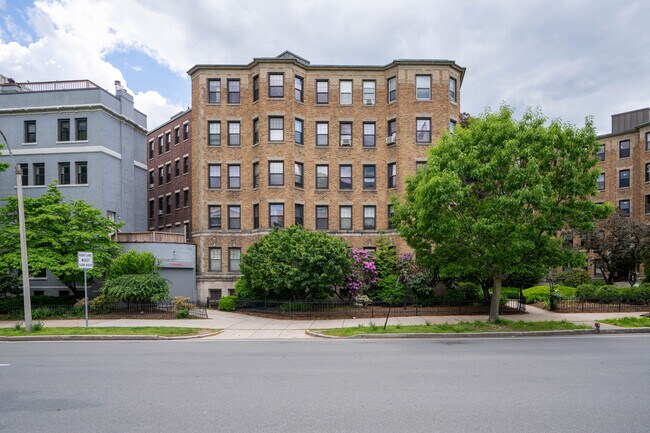 Riverway Square in Boston, MA - Foto de edificio - Building Photo
