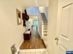 2 Daryl Ct in Glen Rock, NJ - Foto de edificio - Building Photo