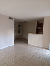 7135 NW 179th St, Unit 107 in Hialeah, FL - Foto de edificio - Building Photo