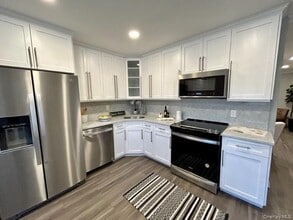 285 Victorian Ct in Holtsville, NY - Building Photo - Building Photo