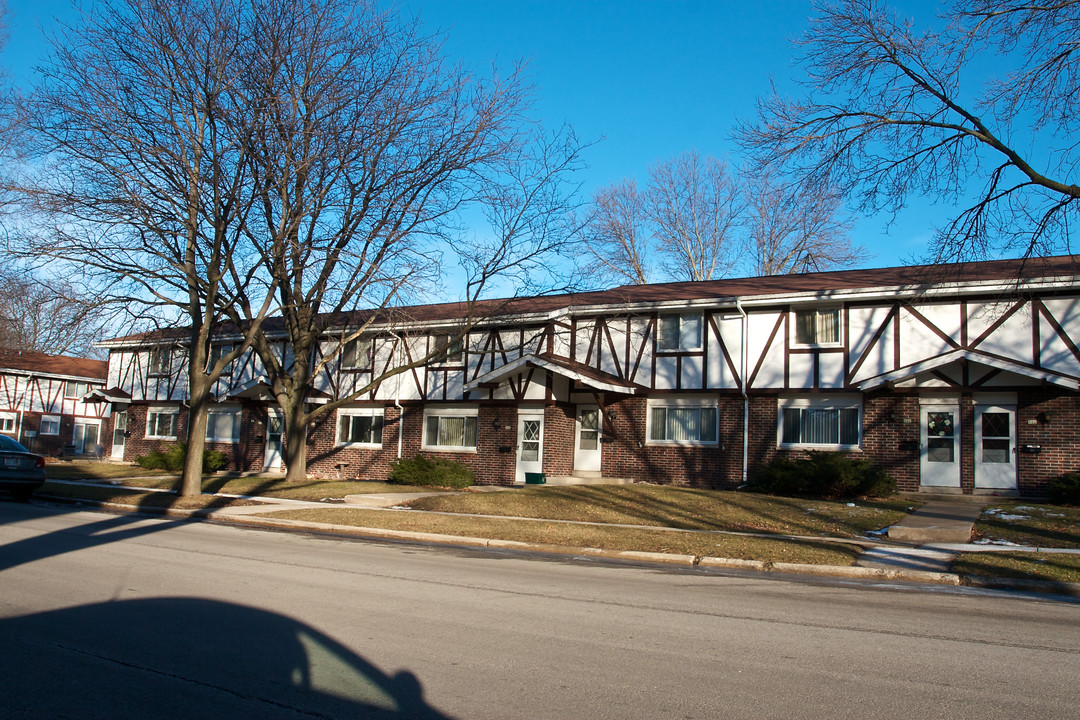 310-332 Morris St in Pewaukee, WI - Building Photo