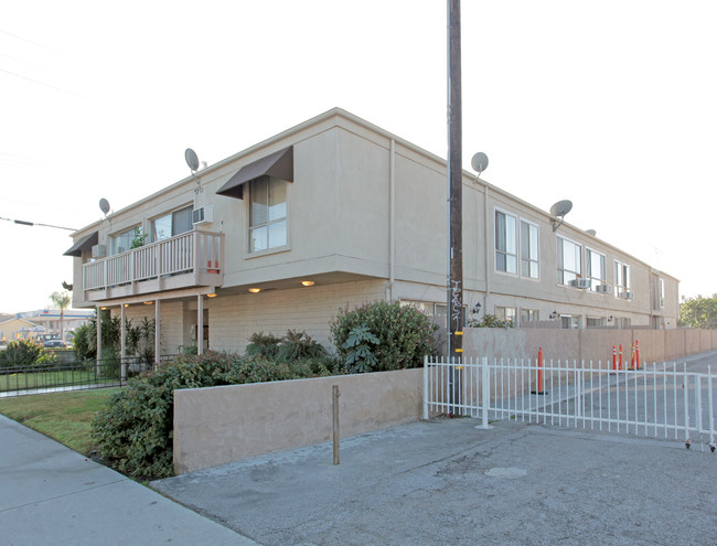 Park Street Apartments in Bellflower, CA - Building Photo - Building Photo