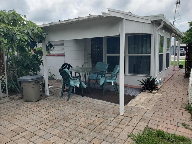 6141 10th St in Zephyrhills, FL - Building Photo - Building Photo