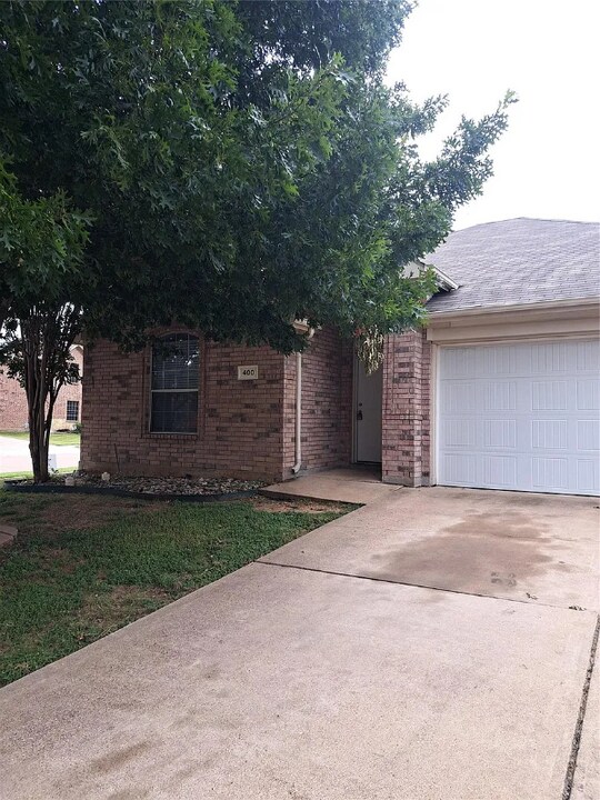 400 Angler Dr in Crowley, TX - Building Photo