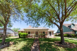 8826 Roos Rd in Houston, TX - Building Photo