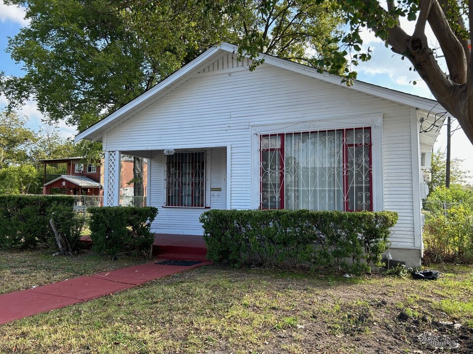 230 Hosack Ave in San Antonio, TX - Foto de edificio