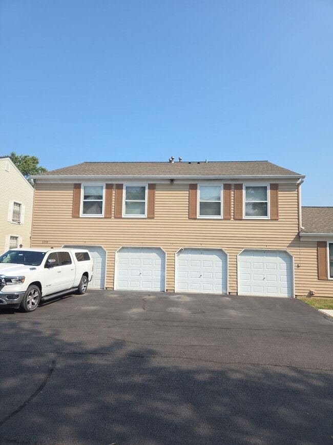 1255 Pearl Ave in Glendale Heights, IL - Building Photo - Building Photo