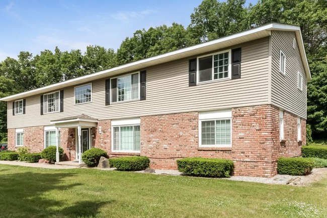 Village Court Apartments in Ortonville, MI - Building Photo - Building Photo