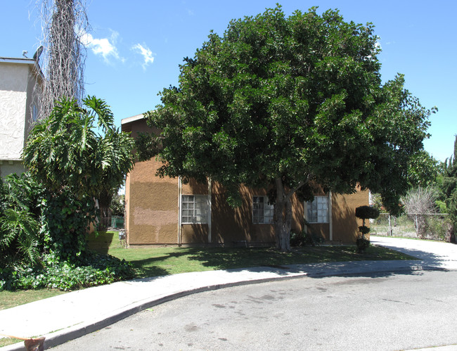 Grandee Circle in Compton, CA - Building Photo - Building Photo