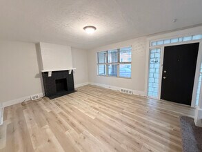 2233 Brownsville Rd in Pittsburgh, PA - Foto de edificio - Building Photo