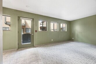 56856 Enterprise Dr in Sunriver, OR - Foto de edificio - Building Photo