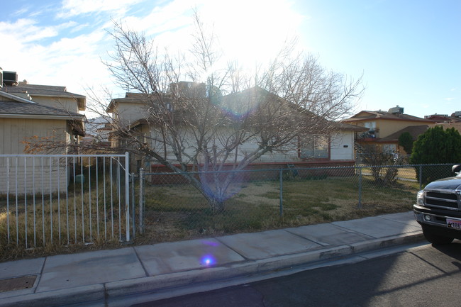 1670 Mary Jane Dr in Las Vegas, NV - Building Photo - Building Photo