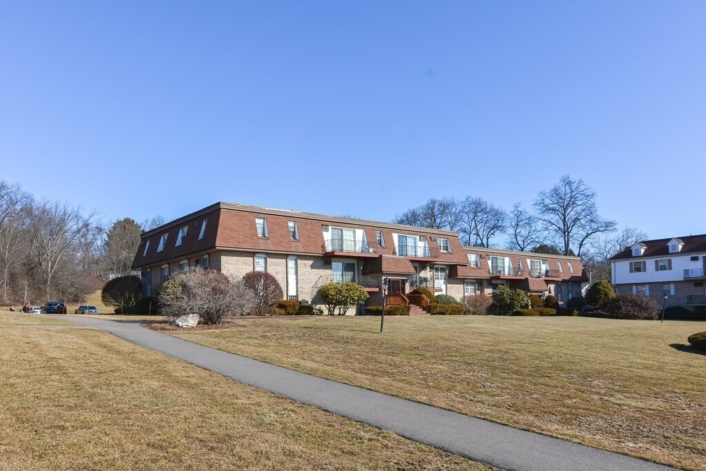 12 Williamsburg Ct, Unit 13 in Shrewsbury, MA - Building Photo