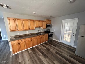 8422 Robin Rd in Ft. Myers, FL - Building Photo - Building Photo