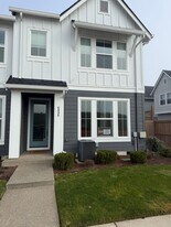 6890 SE Crimson Ln in Hillsboro, OR - Building Photo