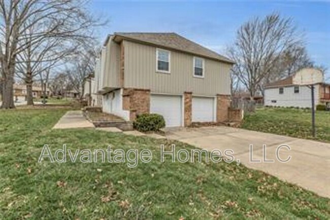 15908 W Brougham Ct in Olathe, KS - Building Photo - Building Photo