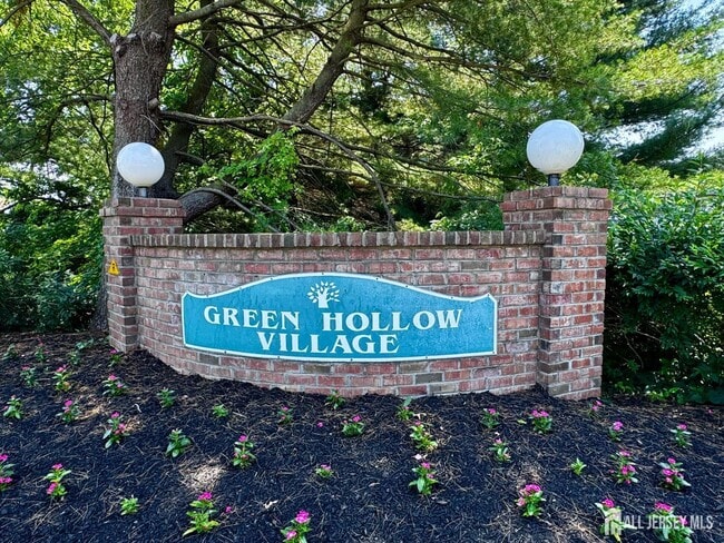 311 Green Hollow Dr in Iselin, NJ - Building Photo - Building Photo