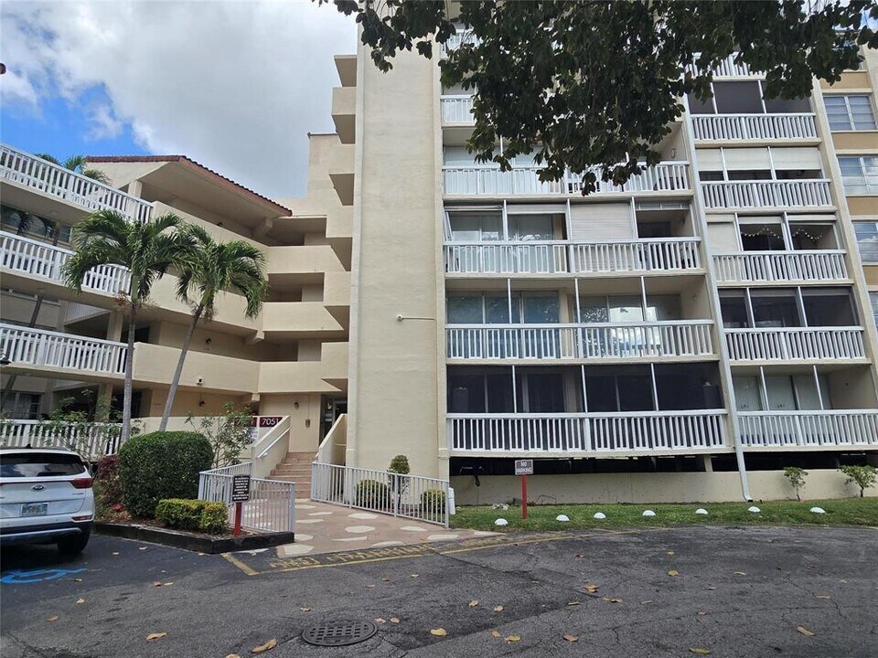 7051 Environ Blvd, Unit 336 in Lauderhill, FL - Building Photo