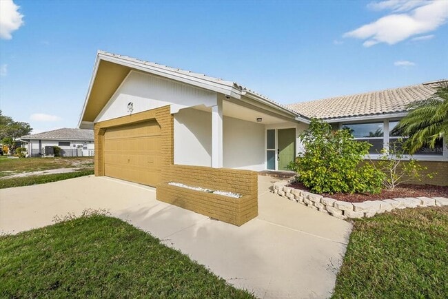 4001 Topsail Trail in New Port Richey, FL - Building Photo - Building Photo