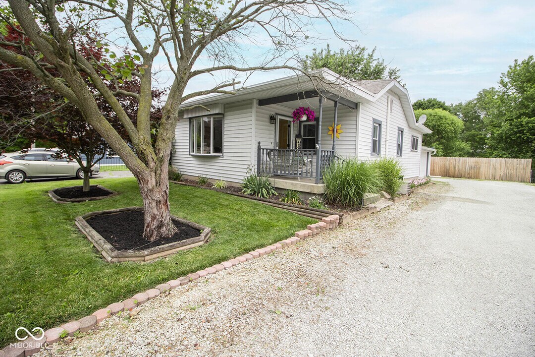 113 E Indiana Ave in Pendleton, IN - Building Photo