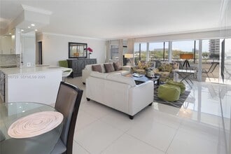 220 Kings Point Dr in Sunny Isles Beach, FL - Building Photo - Building Photo