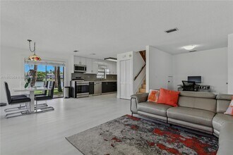 6825 NW 169th St in Hialeah, FL - Building Photo - Building Photo