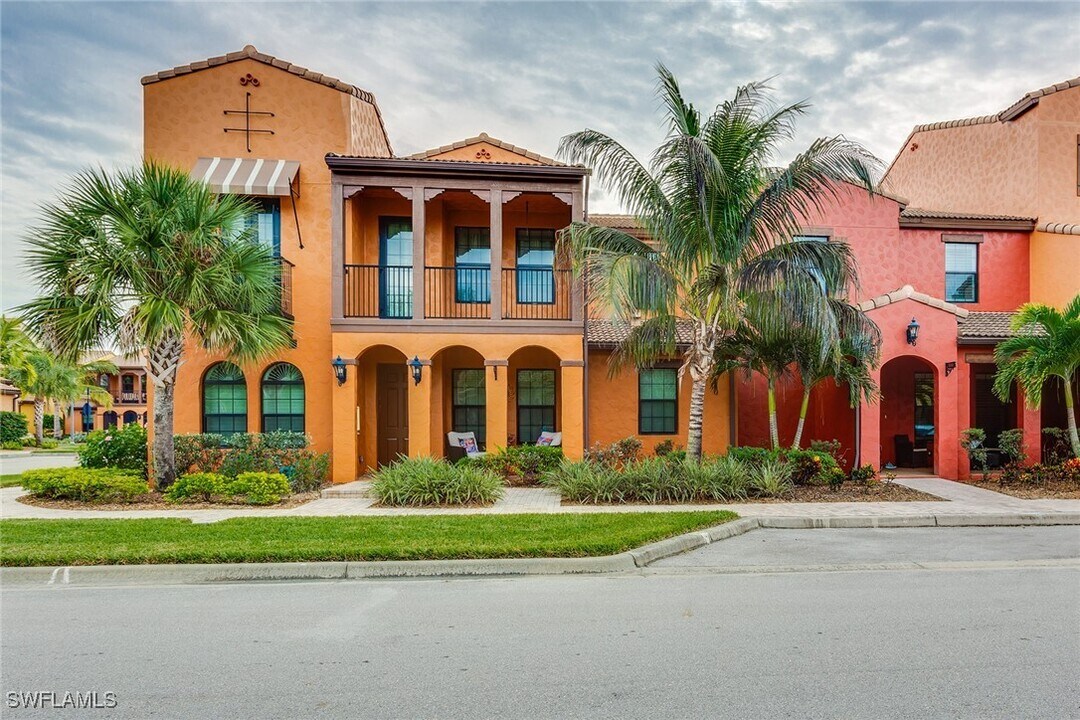 9082 Capistrano St N in Naples, FL - Building Photo