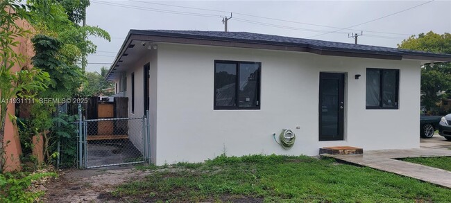 800 Jann Ave in Opa Locka, FL - Building Photo - Building Photo