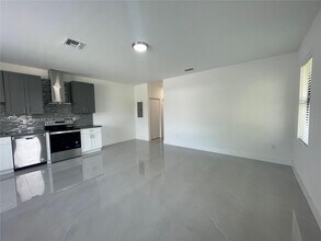 3096 NW 27th St in Miami, FL - Building Photo - Building Photo
