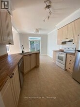 107 Charest Pl in Whitby, ON - Building Photo - Building Photo
